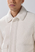 Chaqueta cuello trucker crema clara en tela sherpa