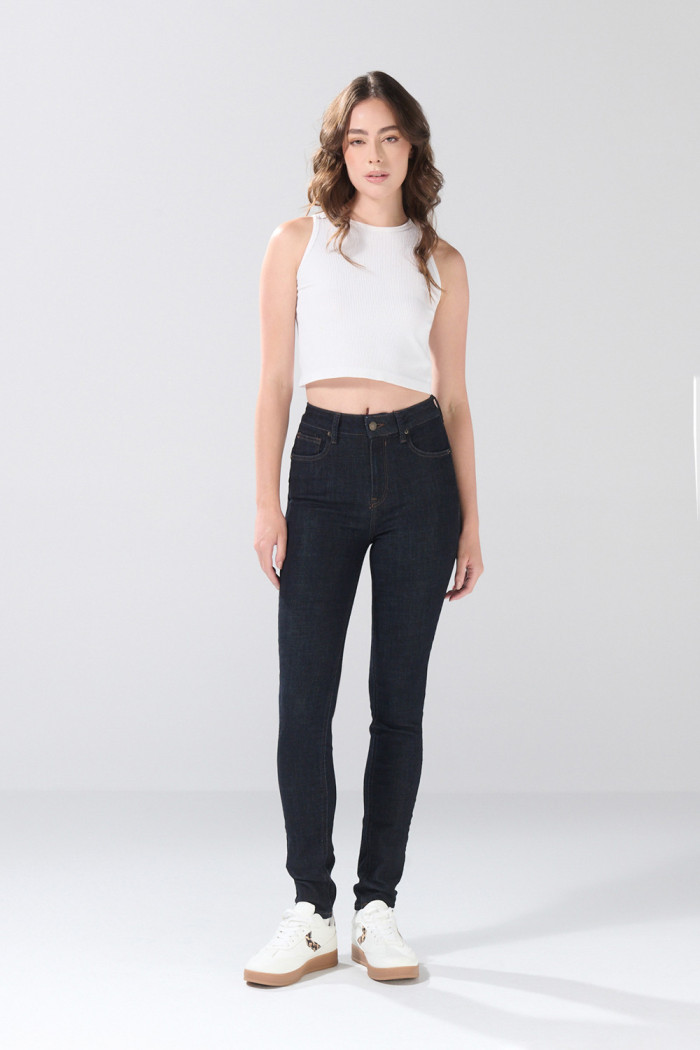 Jean push up azul infaltables tiro alto con costuras

