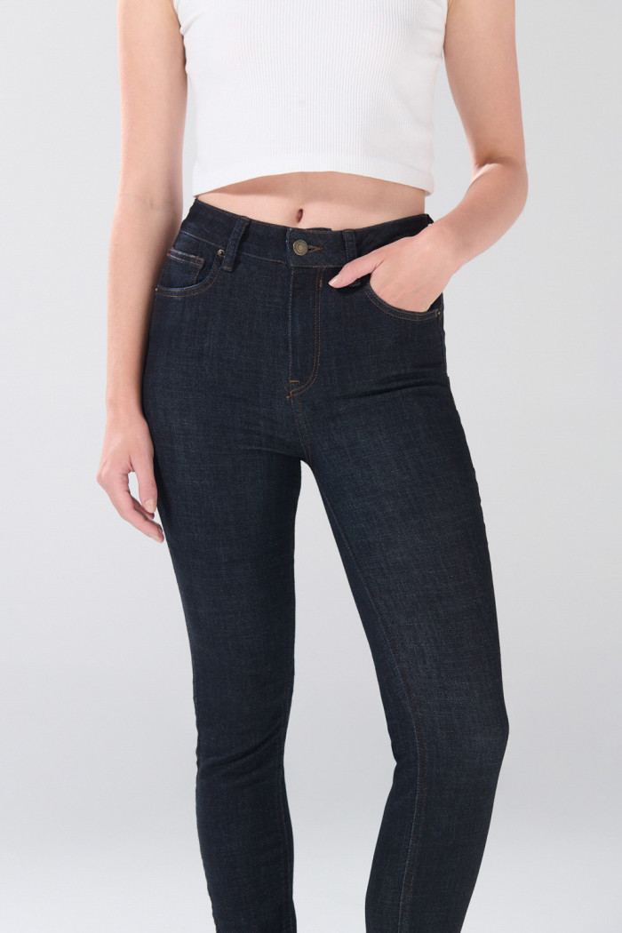 Jean push up azul infaltables tiro alto con costuras
