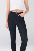 Jean push up azul infaltables tiro alto con costuras
