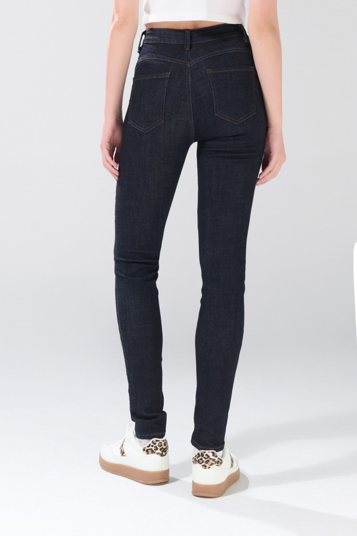 Jean push up azul infaltables tiro alto con costuras
