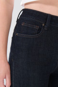 Jean push up azul infaltables tiro alto con costuras
