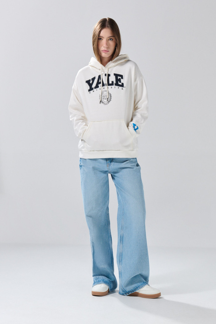 Buzo crema claro con capota y diseño de Yale oversize
