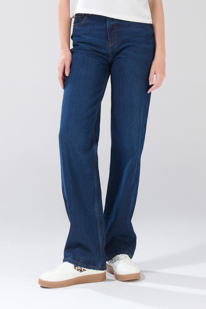 Jean azul oscuro 90´S infaltables con bota recta y tiro alto
