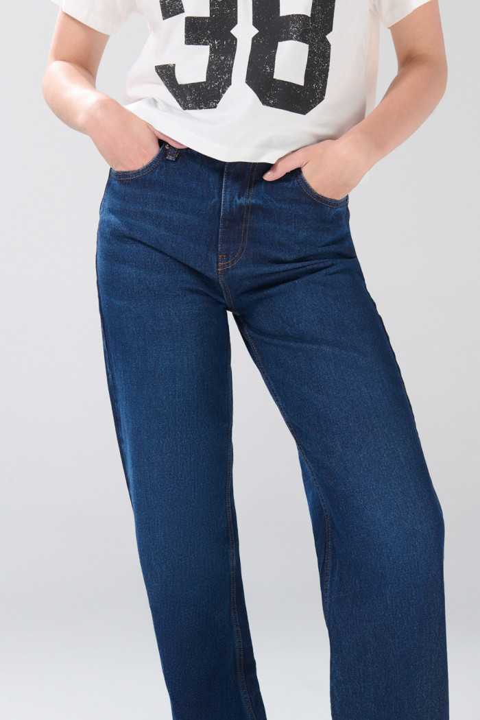 Jean azul oscuro 90´S infaltables con bota recta y tiro alto
