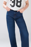 Jean azul oscuro 90´S infaltables con bota recta y tiro alto
