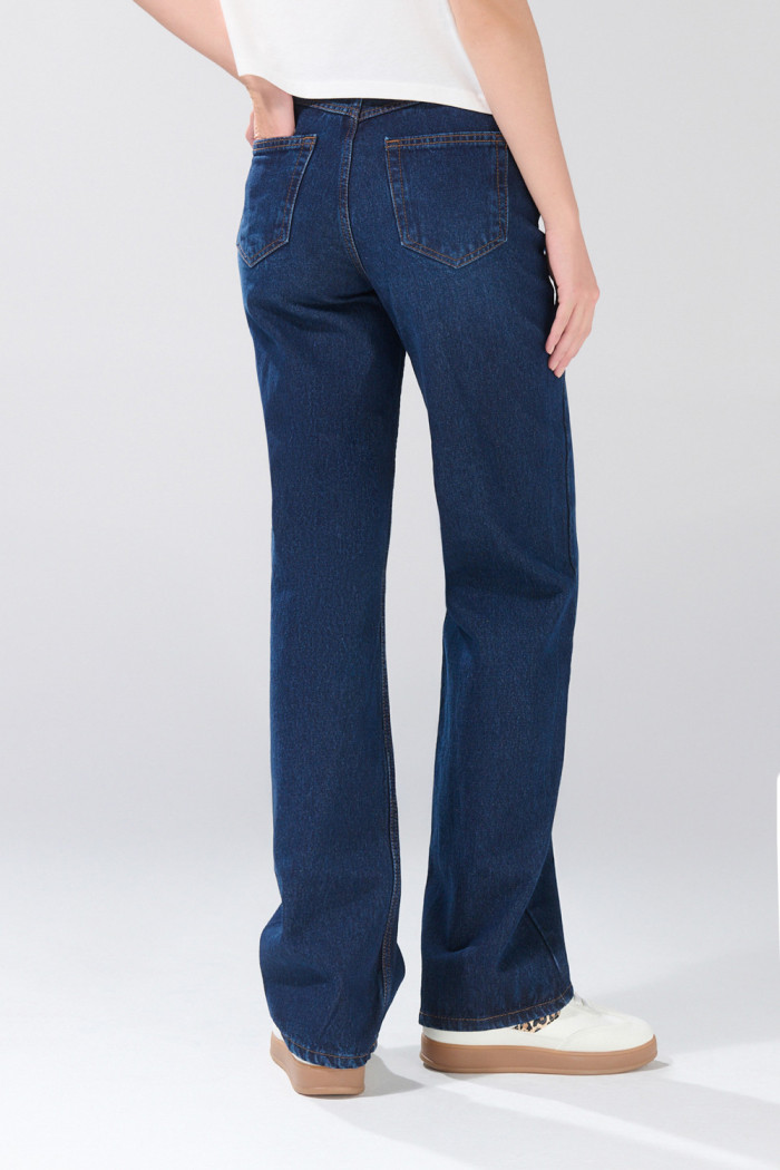 Jean azul oscuro 90´S infaltables con bota recta y tiro alto
