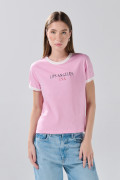 Camiseta rosada college manga corta con contrastes blancos
