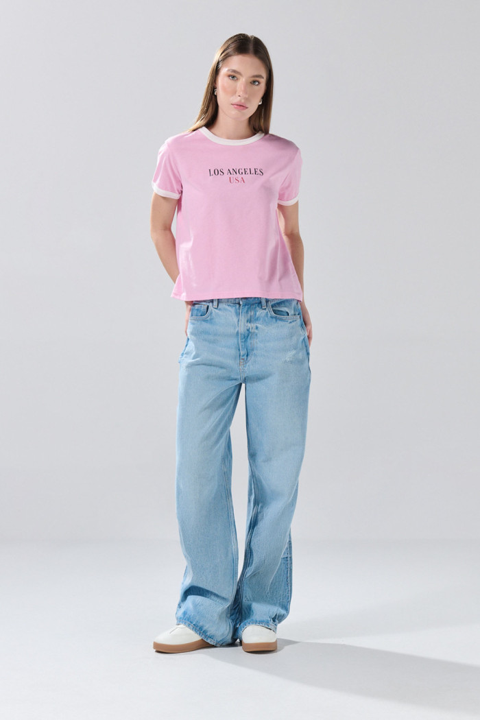 Camiseta rosada college manga corta con contrastes blancos
