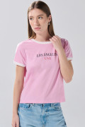 Camiseta rosada college manga corta con contrastes blancos
