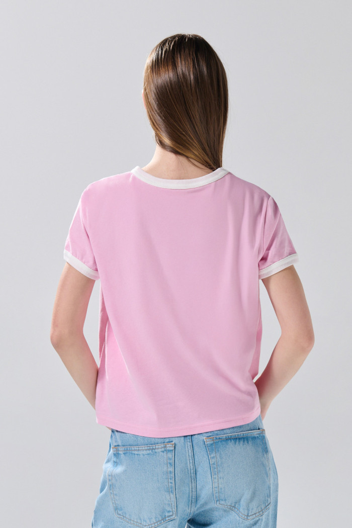 Camiseta rosada college manga corta con contrastes blancos
