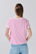 Camiseta rosada college manga corta con contrastes blancos
