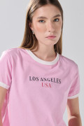 Camiseta rosada college manga corta con contrastes blancos
