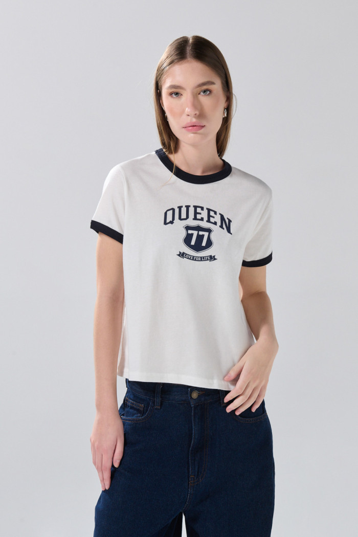 Camiseta crema college con cuello redondo y contrastes