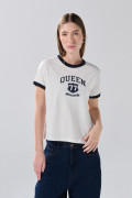 Camiseta crema college con cuello redondo y contrastes