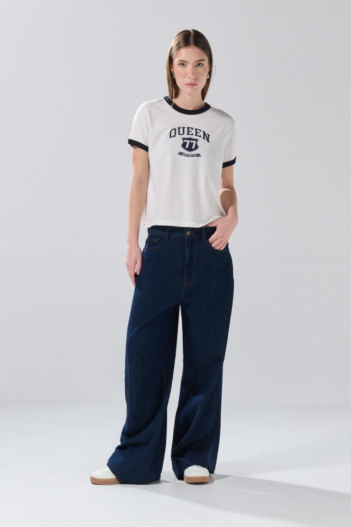 Camiseta crema college con cuello redondo y contrastes