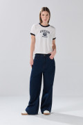 Camiseta crema college con cuello redondo y contrastes