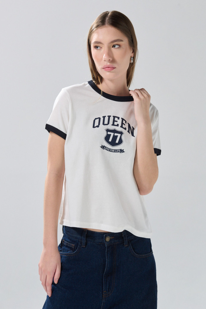 Camiseta crema college con cuello redondo y contrastes