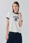 Camiseta crema college con cuello redondo y contrastes