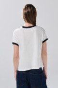 Camiseta crema college con cuello redondo y contrastes