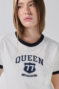 Camiseta crema college con cuello redondo y contrastes