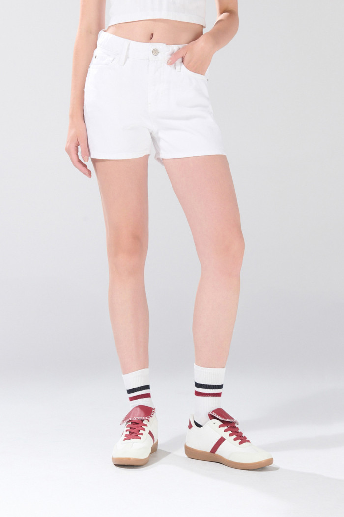 Short infaltables de jean tiro alto blanco con 5 bolsillos
