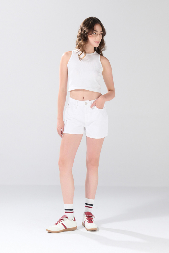 Short infaltables de jean tiro alto blanco con 5 bolsillos
