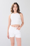 Short infaltables de jean tiro alto blanco con 5 bolsillos
