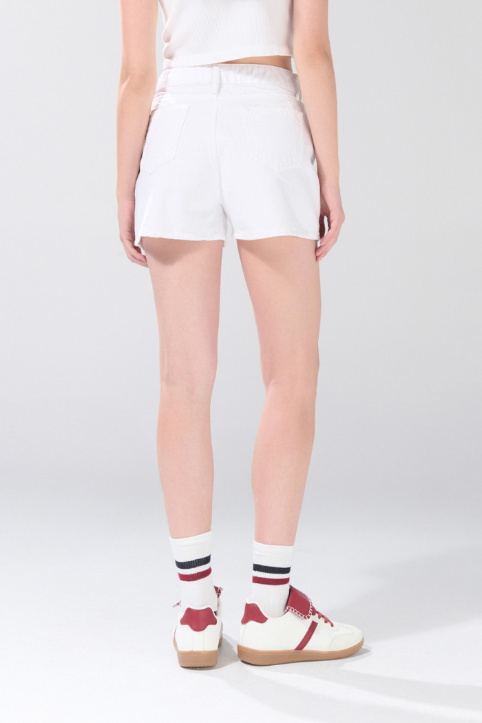 Short infaltables de jean tiro alto blanco con 5 bolsillos
