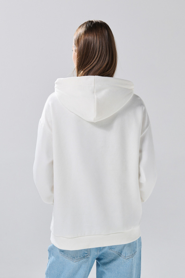 Buzo oversize crema de Mafalda con capota y manga ranglan