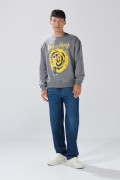 Buzo oversize gris intenso de Rick and Morty cuello redondo