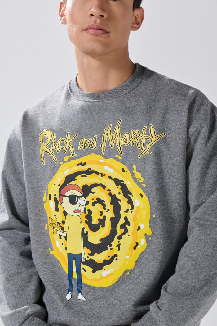 Buzo oversize gris intenso de Rick and Morty cuello redondo