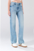 Jean straight leg bota recta azul claro con botón metálico