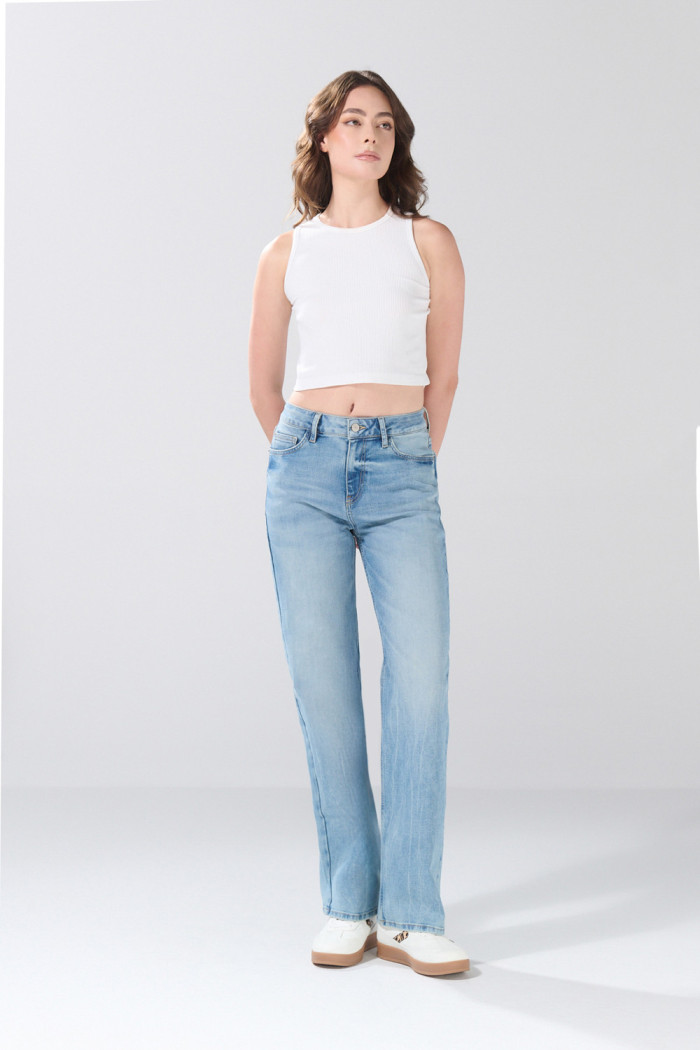 Jean straight leg bota recta azul claro con botón metálico