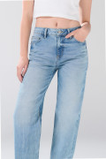 Jean straight leg bota recta azul claro con botón metálico