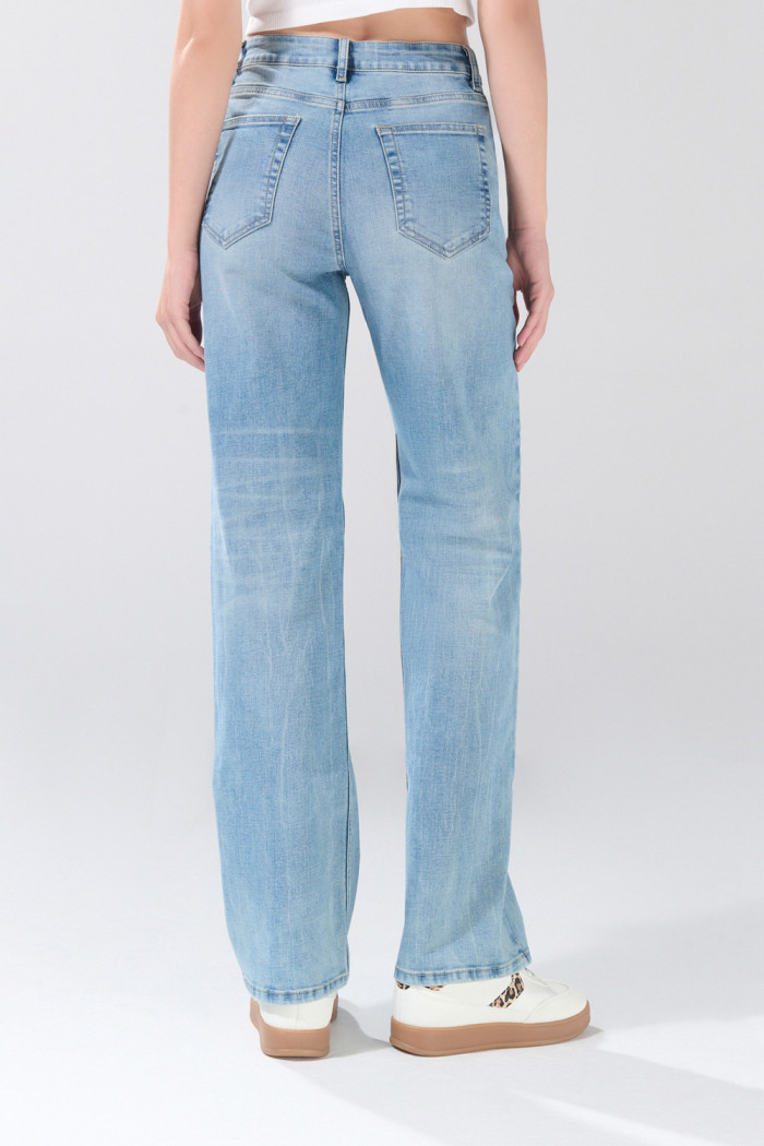 Jean straight leg bota recta azul claro con botón metálico