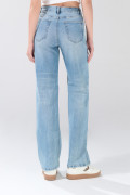 Jean straight leg bota recta azul claro con botón metálico