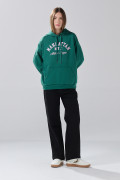 Buzo verde oscuro oversize con arte college y capota