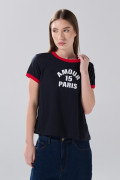 Camiseta azul intensa cuello redondo college con contrastes