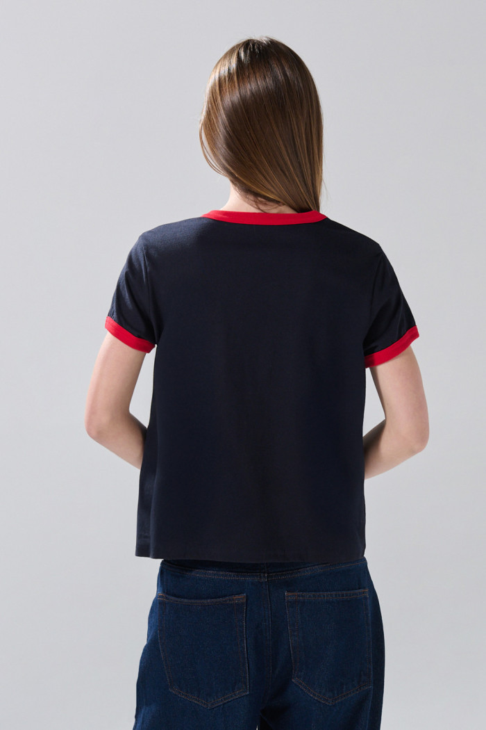 Camiseta azul intensa cuello redondo college con contrastes