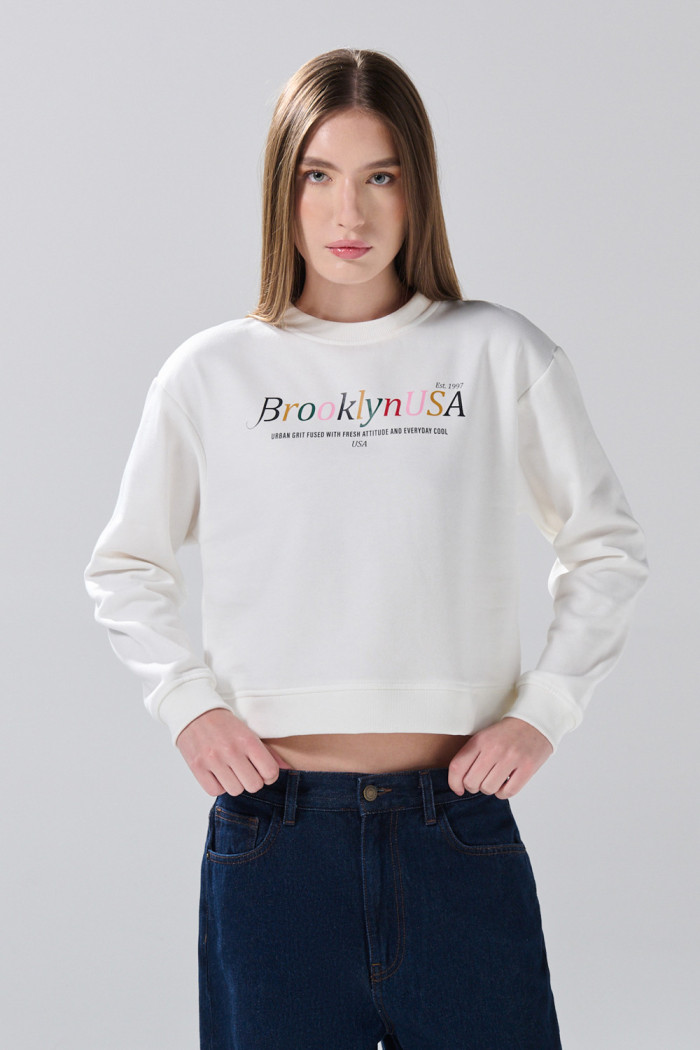 Buzo cuello redondo crema con texto college colorido