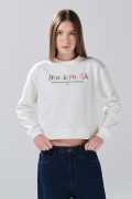 Buzo cuello redondo crema con texto college colorido