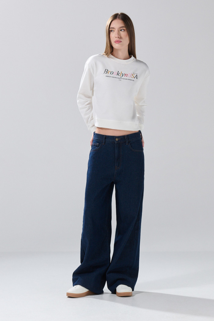 Buzo cuello redondo crema con texto college colorido