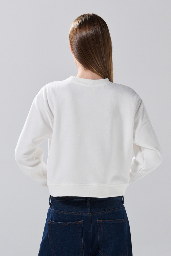 Buzo cuello redondo crema con texto college colorido