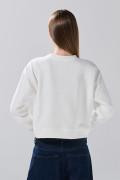 Buzo cuello redondo crema con texto college colorido