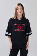 Camiseta azul crop top con cuello V y diseño college