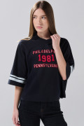 Camiseta azul crop top con cuello V y diseño college