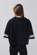Camiseta azul crop top con cuello V y diseño college
