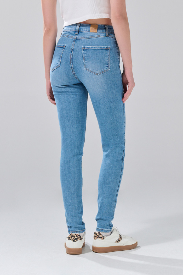 Jean azul medio jegging infaltables con súper tiro alto
