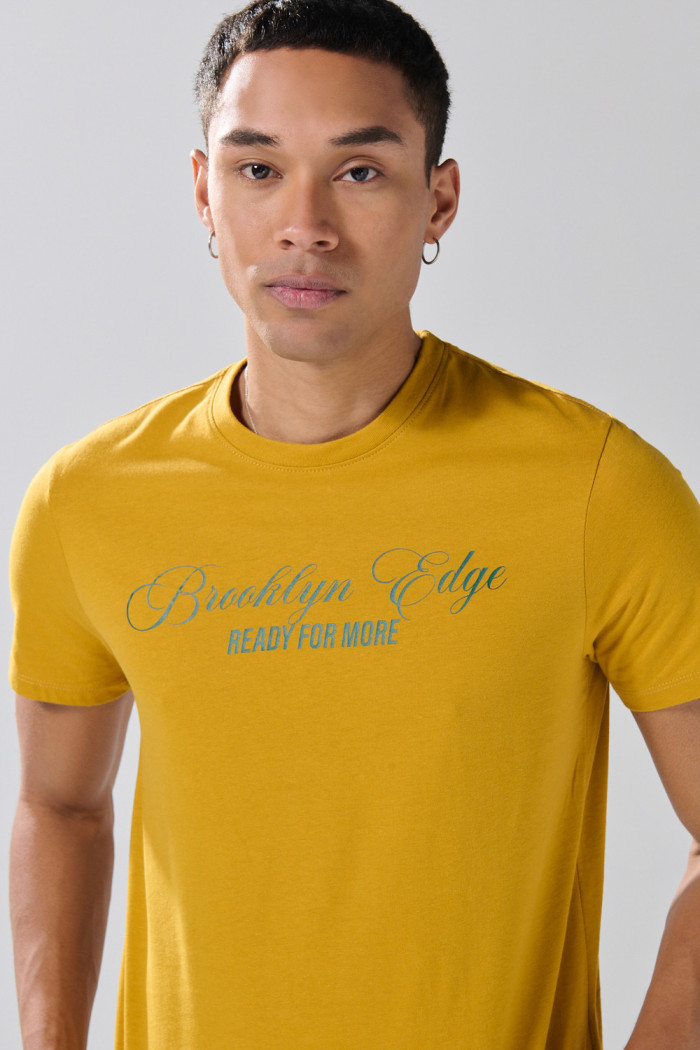 Camiseta manga corta amarilla oscura con diseño college